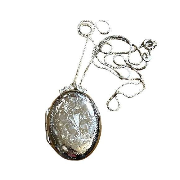 - Vintage Dynasty STERLING 925 fancy Victorian style etched oval locket ne… - Picture 4 of 7